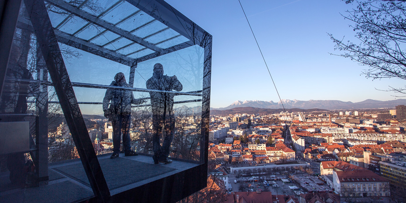 Fotografija vzpenjače s panoramo mesta Ljubljane v ozadju