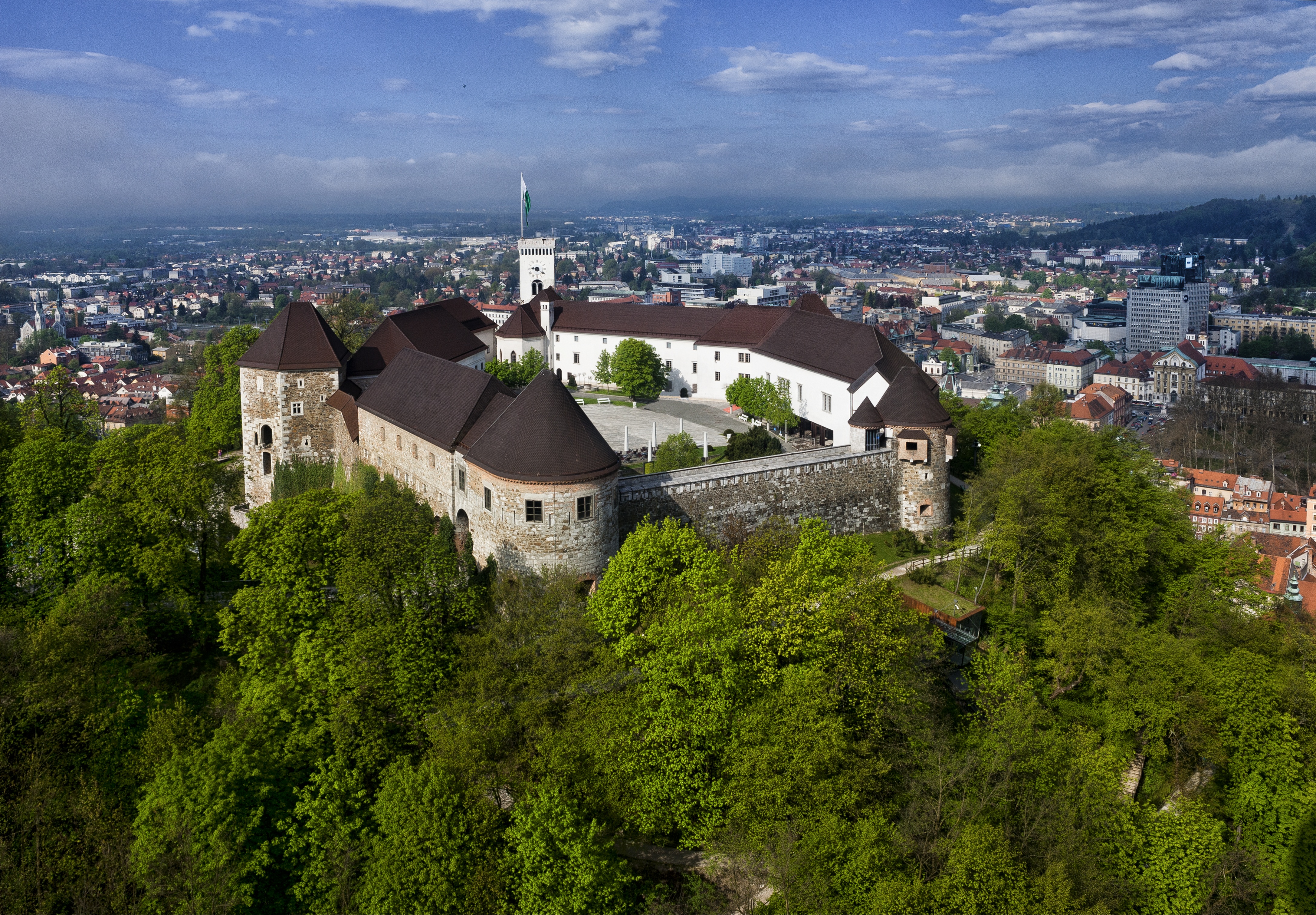 Mogo ni Varuhi Preteklosti In Grajsko Oro je Ljubljanski Grad Mogo ni Varuhi Preteklosti In Grajsko Oro je Ljubljanski Grad