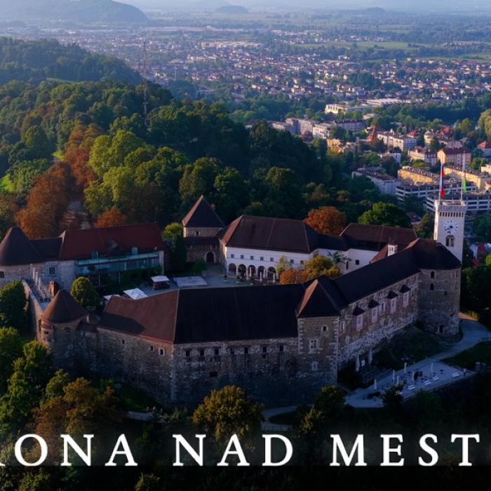 Krona nad mestom na Grajskem dvorišču pod zvezdnim nebom