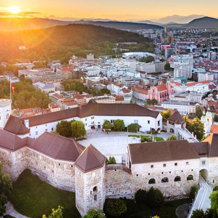 Poletni odpiralni in obratovalni časi 