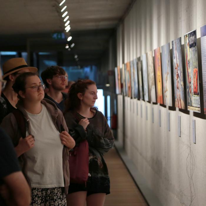 Galerijo "S" krasi razstava časopisnih ilustracij