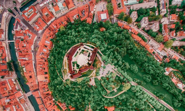 Ljubljanski grad z Grajskim gričem in bližnjo okolico mesta, fotografiran z dronom. Foto: Marko Duplišak