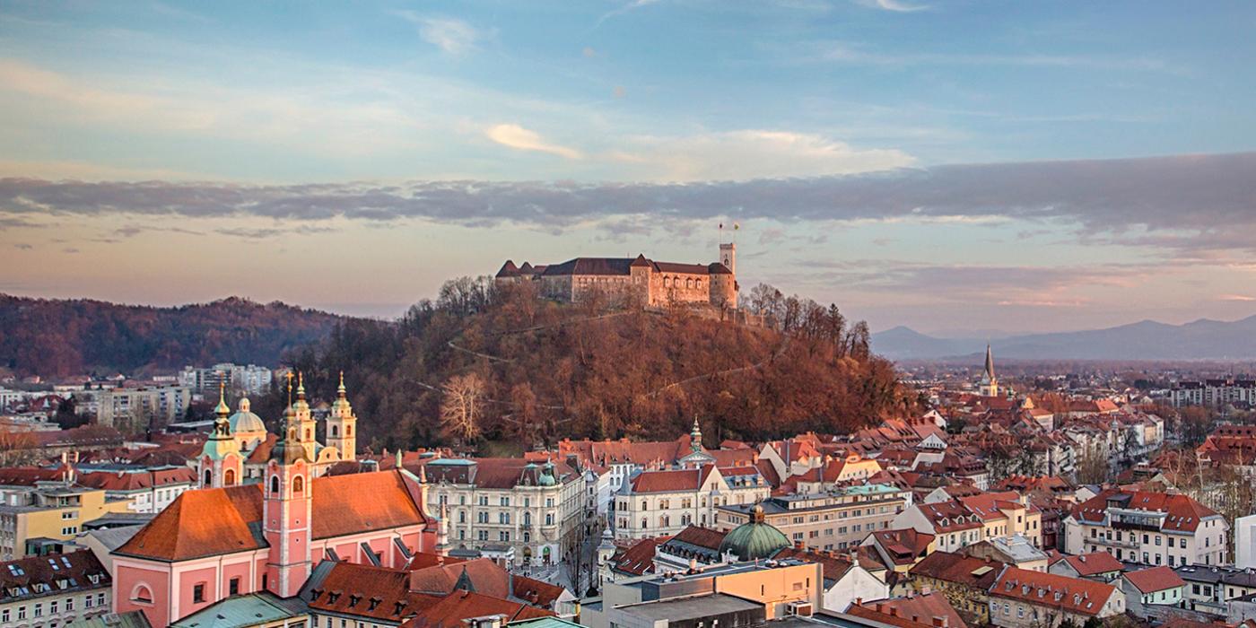 Zimska panorama Ljubljane z motivom gradu v sredini