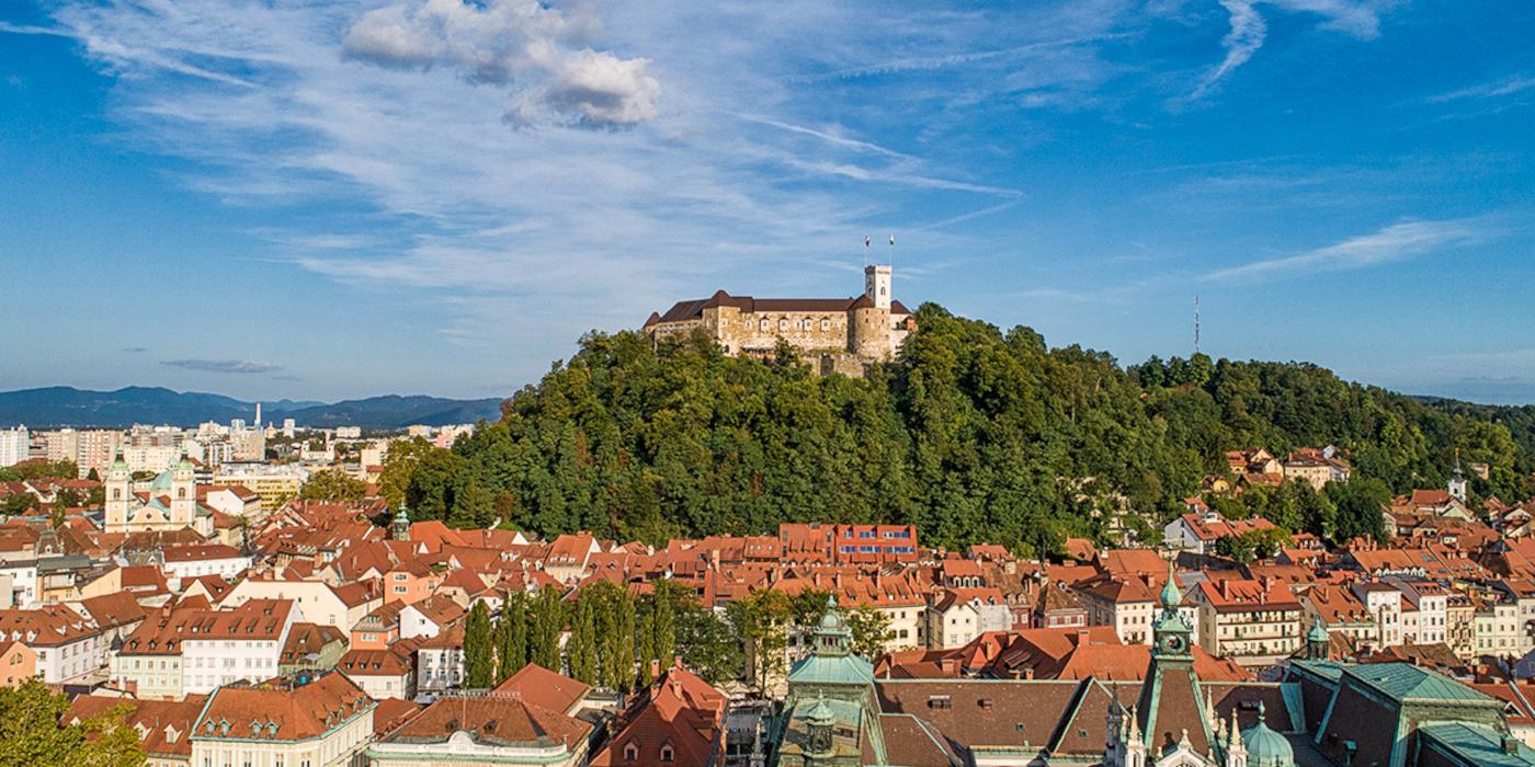 Ljubljanski grad z Grajskim gričem iz mesta. Foto: arhiv LG