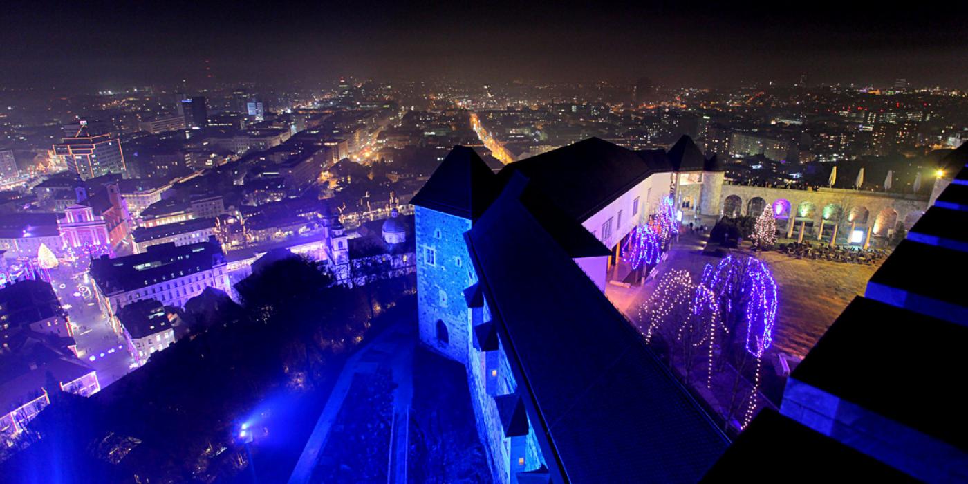 Ljubljanski grad v prazničnih barvah; Foto: Miha Mally