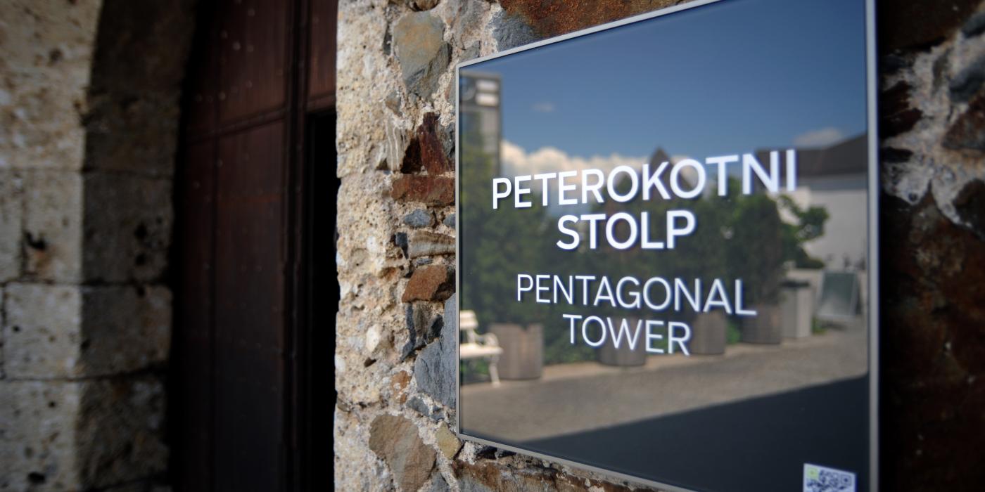 Informacijska grafika, napis (Peterokotni stolp)