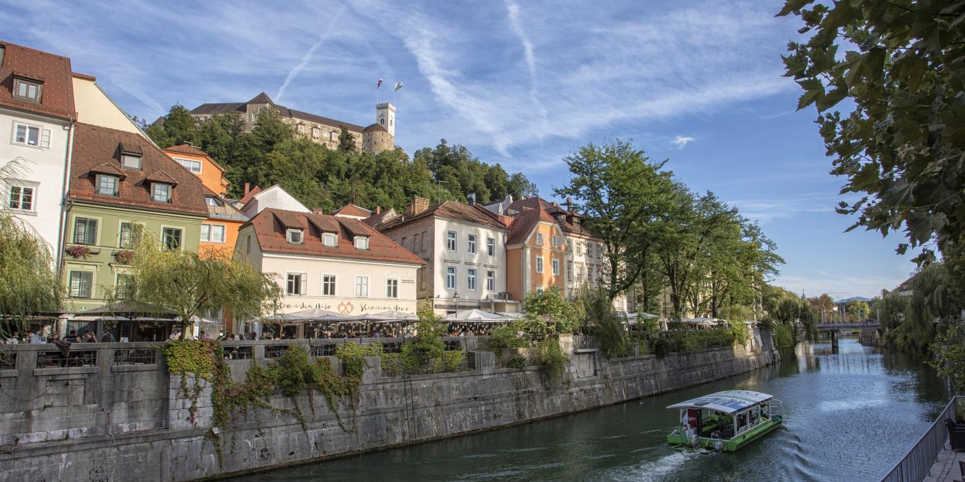 Pogled na Grajski grič in Ljubljanski grad iz mesta