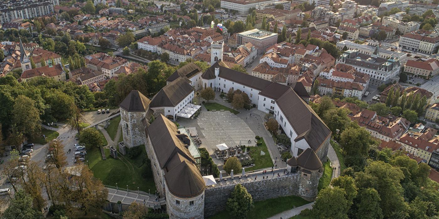 Ljubljanski grad z dronom september 2019 low res foto arhiv LG 11