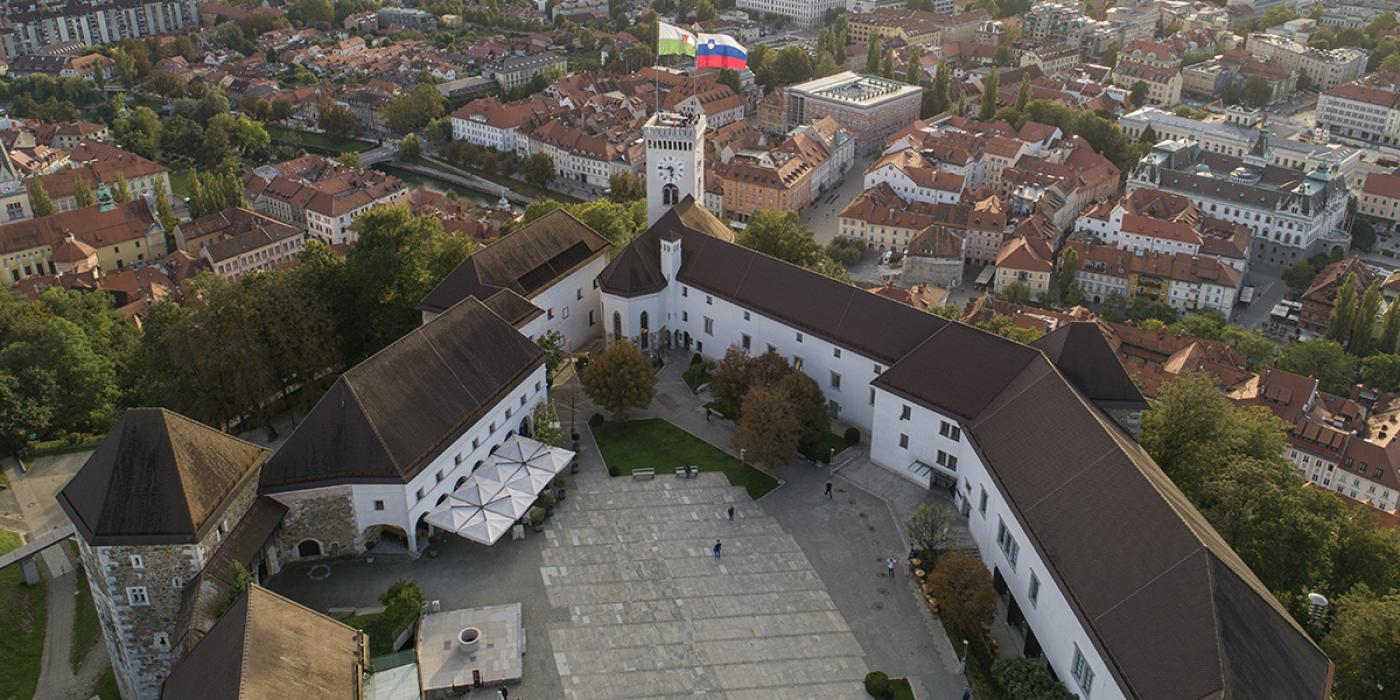 Pogled na Grajsko dvorišče in Razgledni stolp iz zraka