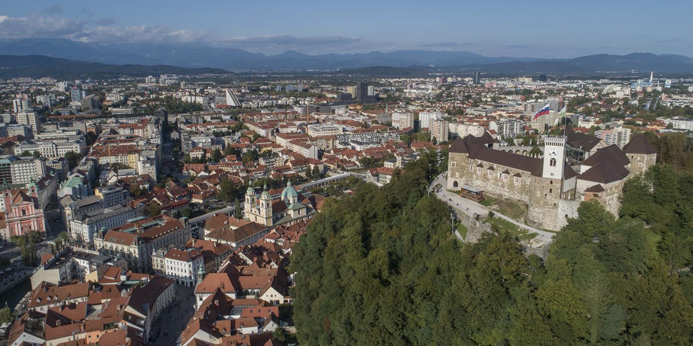 Ljubljanski grad z dronom september 2019 low res foto arhiv LG 17