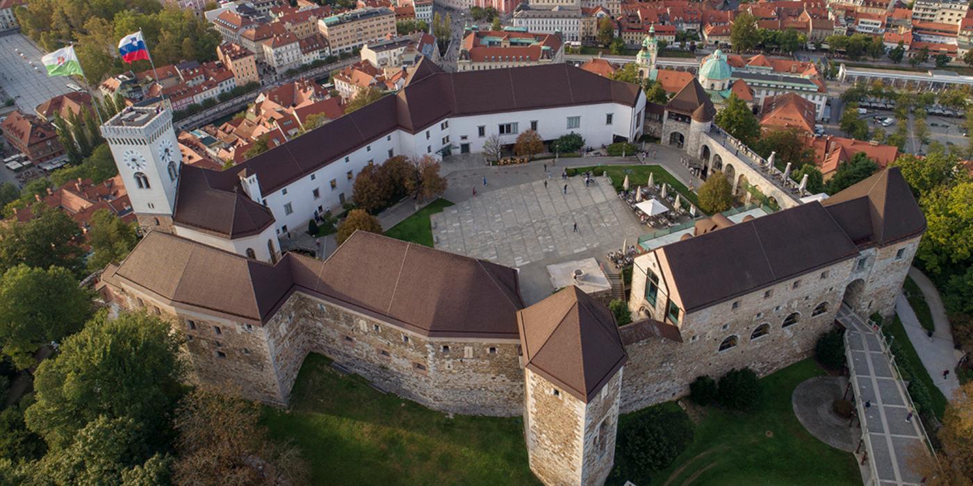 Ljubljanski grad z dronom september 2019 low res foto arhiv LG 7