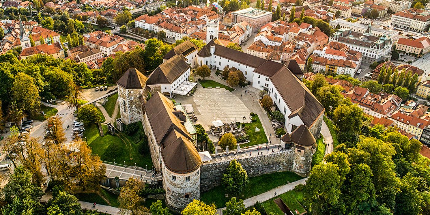 Jesenski posnetek Ljubljanskega gradu z dronom.
