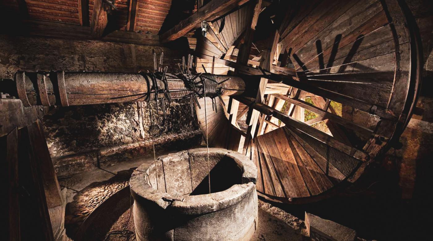 Arteški vodnjak na Grajskem dvorišču. Foto: Branko Čeak