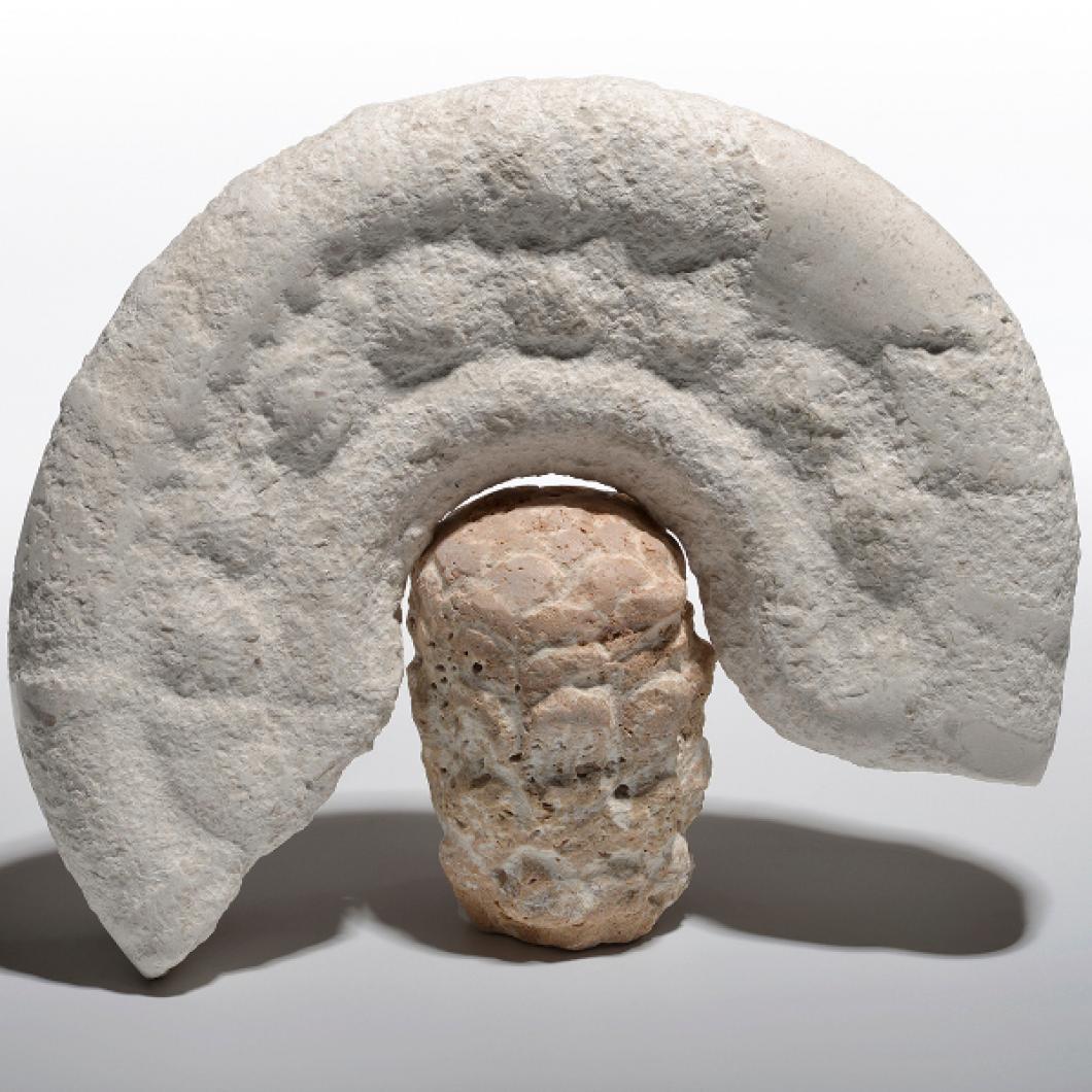 Peter Abram, Crown, stone, 20x24,5x6,5cm