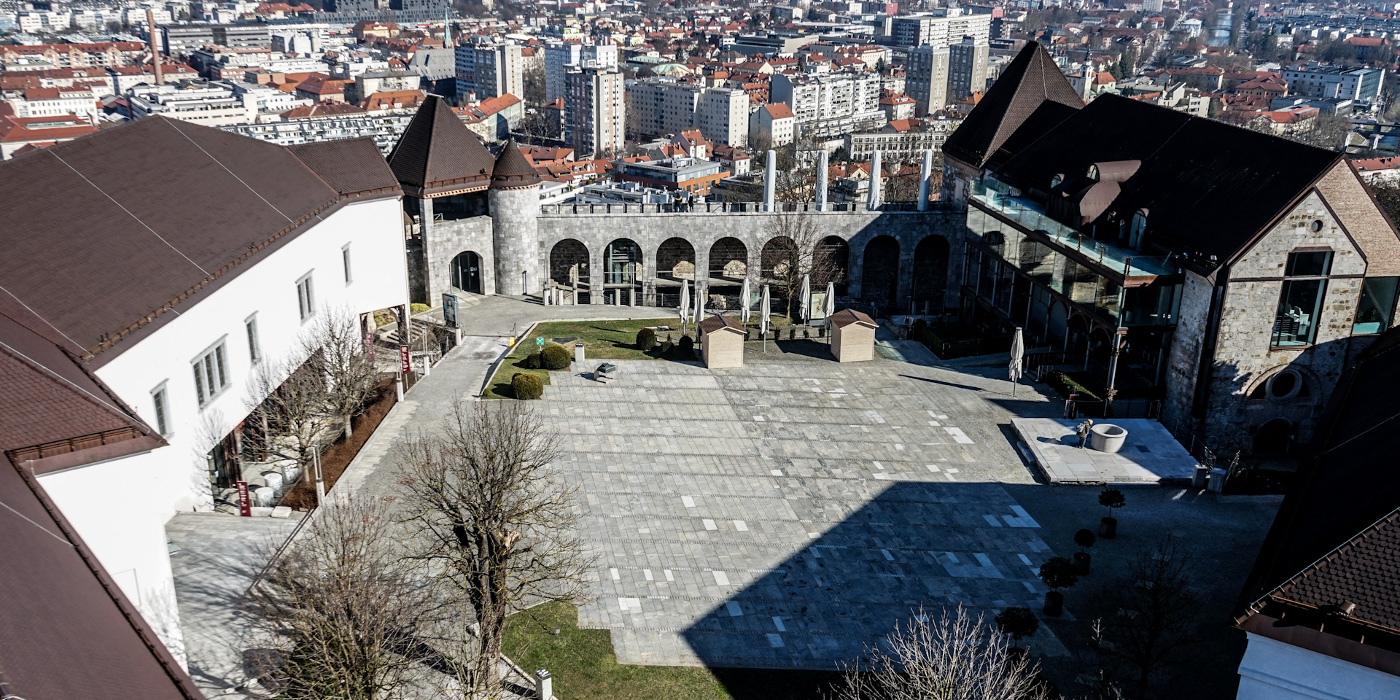 Pogled na Grajsko dvorišče iz Razglednega stolpa