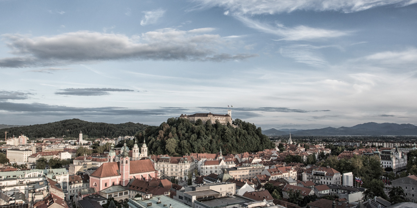 Panoramska fotografija Ljubljanskega gradu.