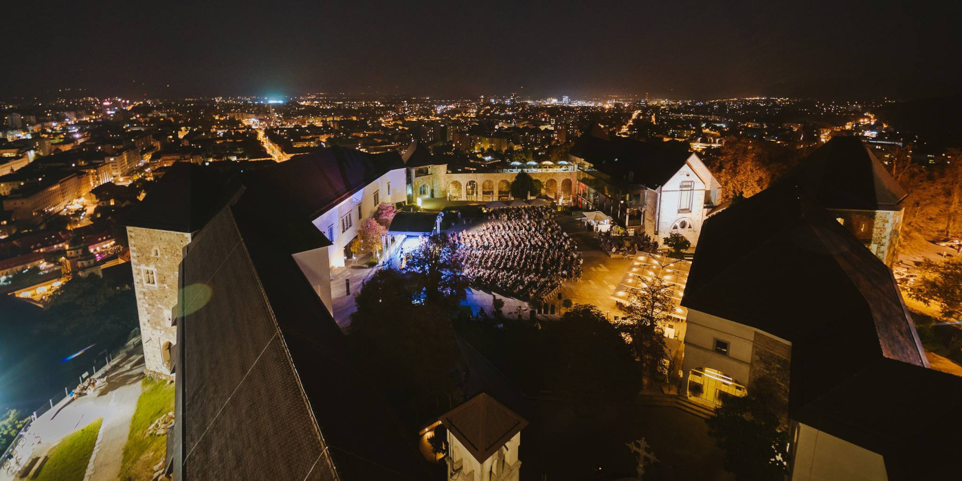 Nočna fotografija Ljubljanskega gradu, na katerem poteka festival Panč.