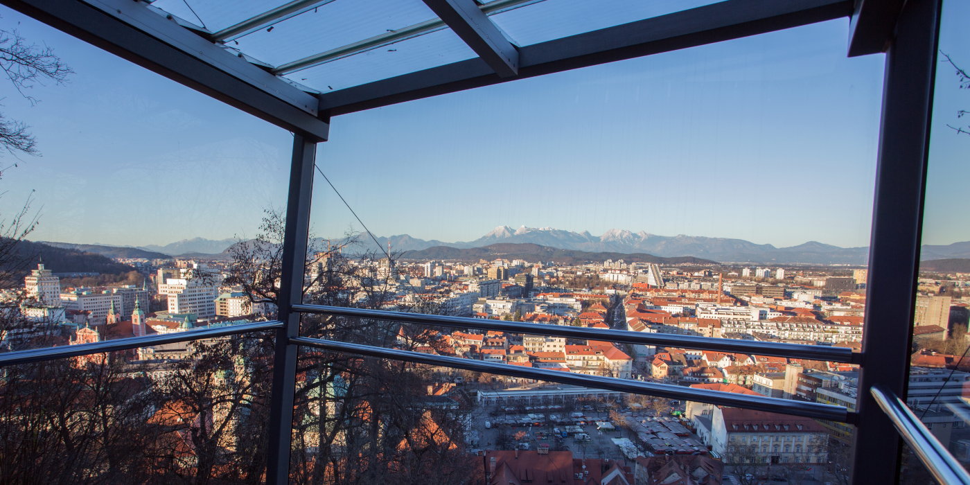 Pogled na Ljubljano iz notranjosti tirne vzpenjače. Foto: Miha Mally